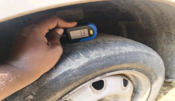 2004 Maruti Baleno LXI, Petrol, Manual, 1,73,691 km, tyre