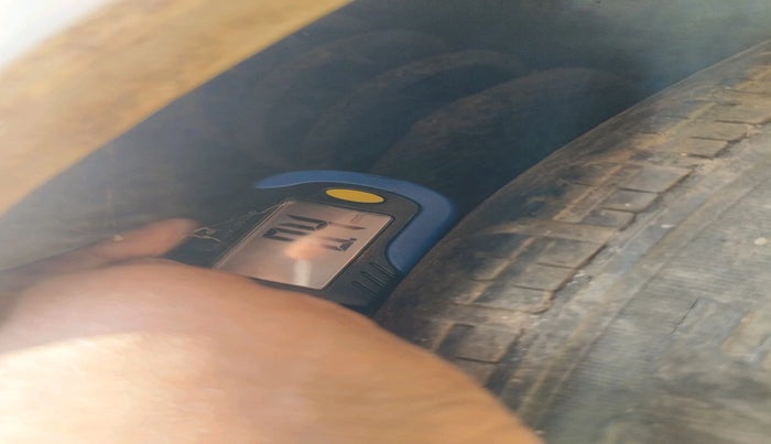 2004 Maruti Baleno LXI, Petrol, Manual, 1,73,691 km, tyre