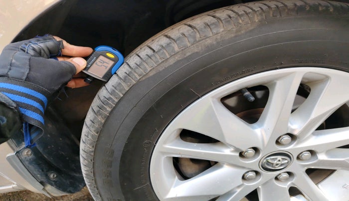 2016 Toyota Innova Crysta 2.8 ZX AT 7 STR, Diesel, Automatic, 1,70,090 km, tyre