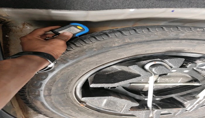 2021 Tata ALTROZ XE PETROL, Petrol, Manual, 42,733 km, tyre