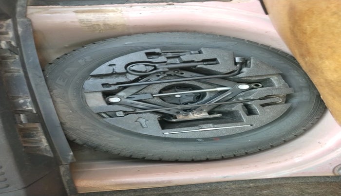 2015 Volkswagen Polo HIGHLINE1.5L, Diesel, Manual, 1,01,314 km, tyre