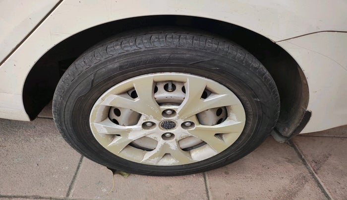 2016 Hyundai Xcent BASE 1.2, Petrol, Manual, 1,74,098 km, tyre