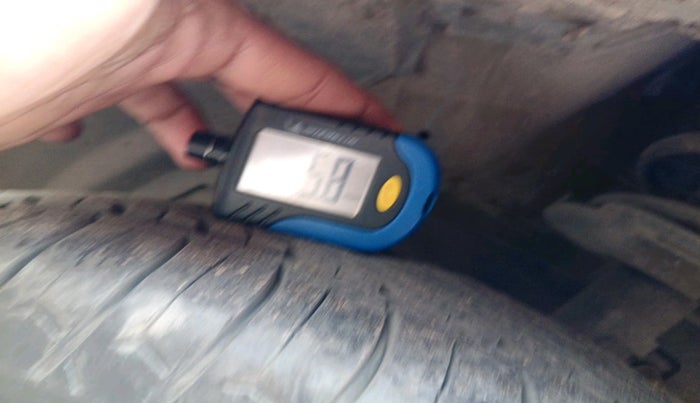 2014 Maruti Swift VXI, Petrol, Manual, 1,37,410 km, tyre