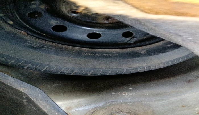 2014 Maruti Swift VXI, Petrol, Manual, 1,37,410 km, tyre