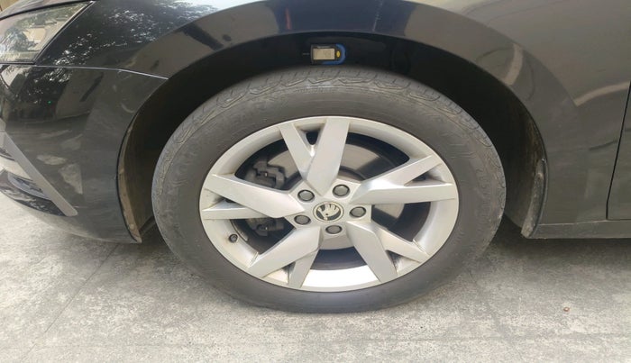 2021 Skoda Octavia STYLE 2.0, Petrol, Automatic, 19,041 km, tyre