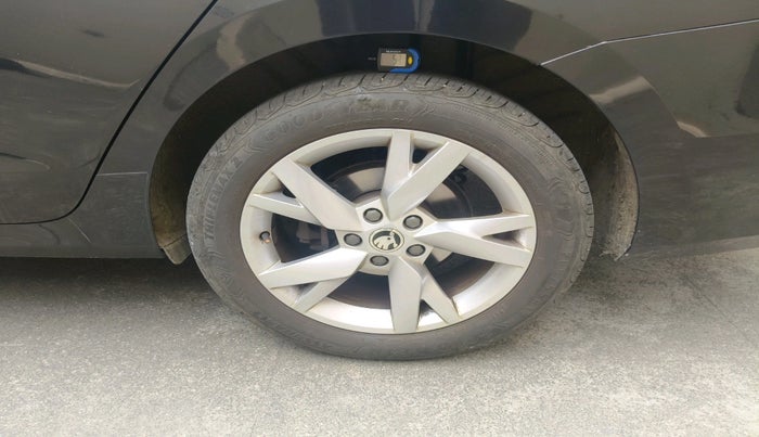 2021 Skoda Octavia STYLE 2.0, Petrol, Automatic, 19,041 km, tyre