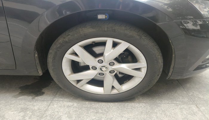 2021 Skoda Octavia STYLE 2.0, Petrol, Automatic, 19,041 km, tyre