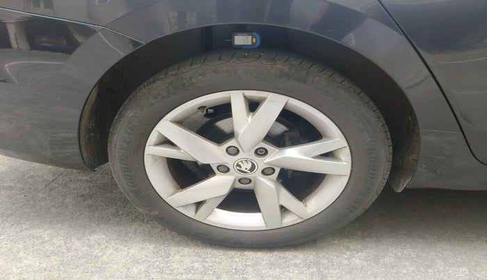 2021 Skoda Octavia STYLE 2.0, Petrol, Automatic, 19,041 km, tyre