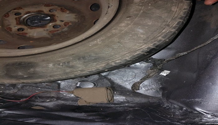 2011 Hyundai Eon ERA, Petrol, Manual, 66,359 km, tyre