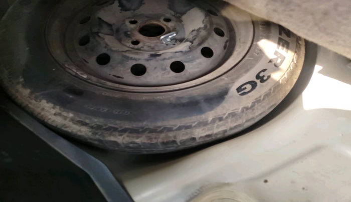 2015 Maruti Swift VXI, Petrol, Manual, 87,013 km, tyre