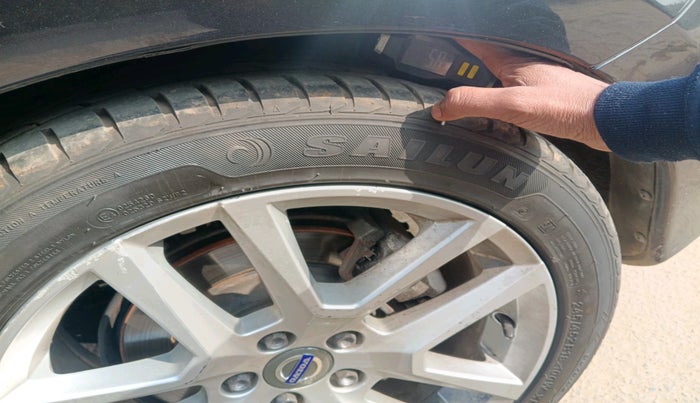 2017 Volvo S60 Momentum D4, Diesel, Automatic, 87,621 km, tyre