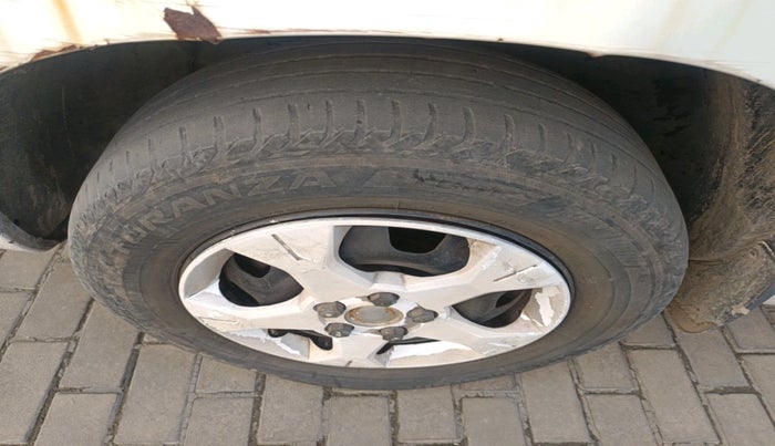 2014 Nissan Terrano XL (D), Diesel, Manual, 1,68,297 km, tyre