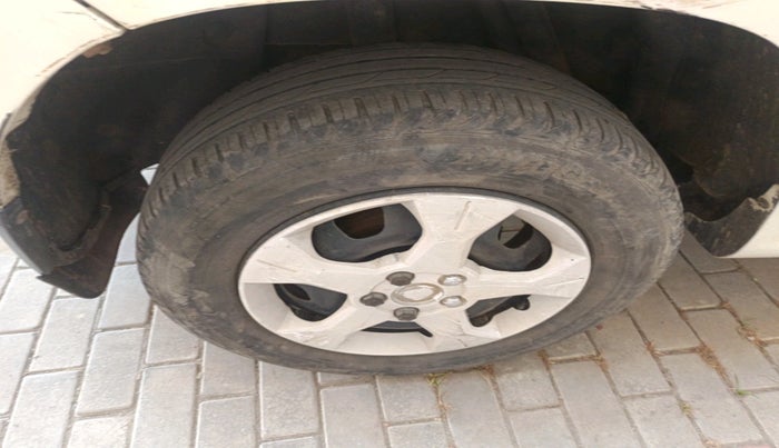 2014 Nissan Terrano XL (D), Diesel, Manual, 1,68,297 km, tyre