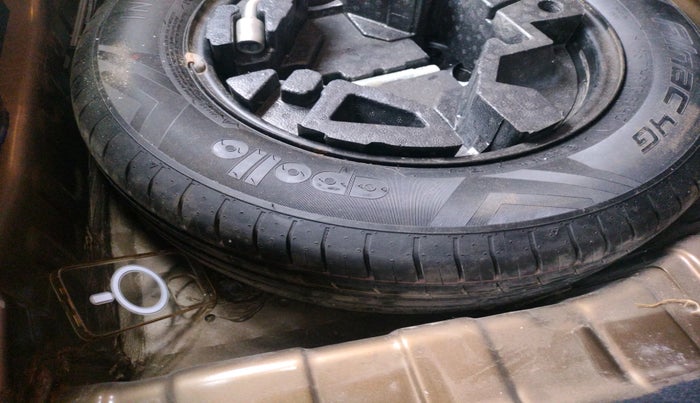 2021 Tata PUNCH CREATIVE AMT 1.2 RTN DUAL TONE, Petrol, Automatic, 28,834 km, tyre