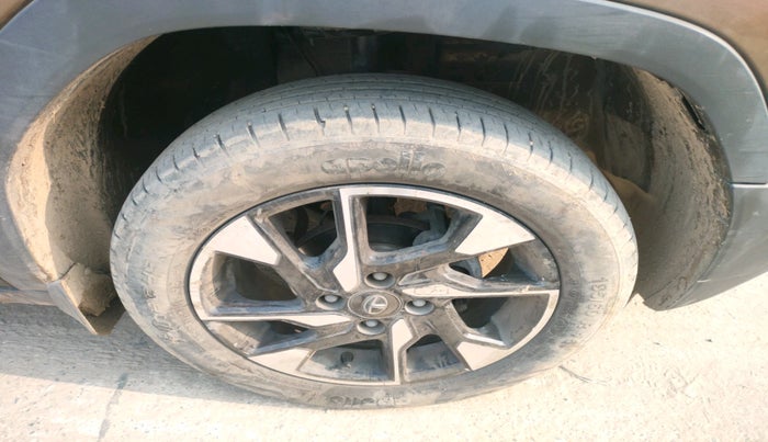 2021 Tata PUNCH CREATIVE AMT 1.2 RTN DUAL TONE, Petrol, Automatic, 28,834 km, tyre