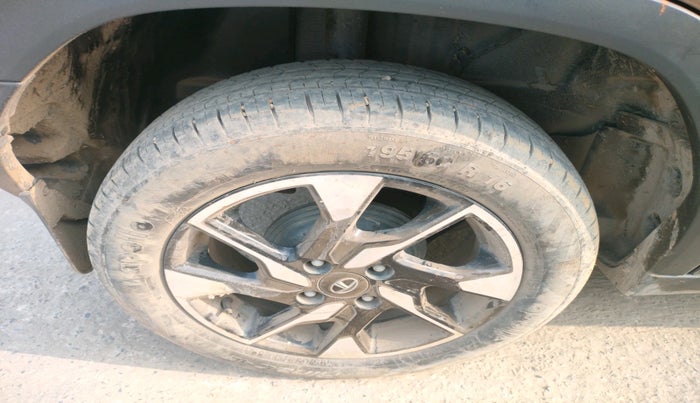 2021 Tata PUNCH CREATIVE AMT 1.2 RTN DUAL TONE, Petrol, Automatic, 28,834 km, tyre