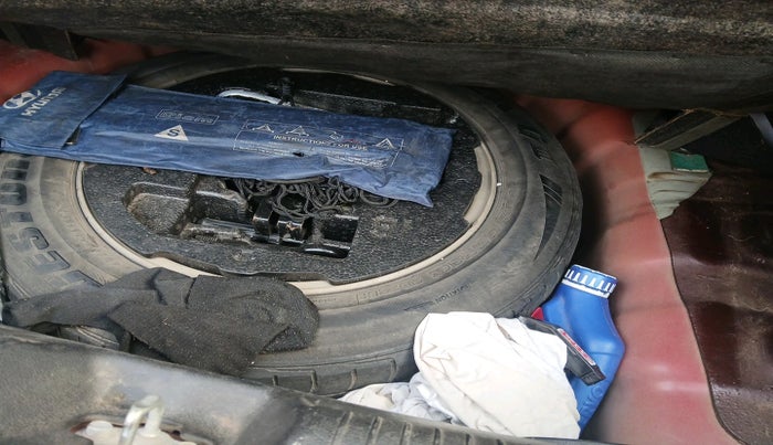 2013 Hyundai New Elantra 1.8 S VTVT, Petrol, Manual, 1,72,661 km, tyre