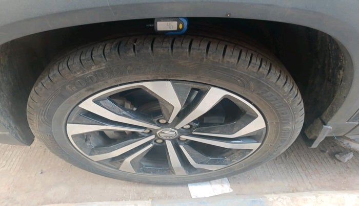 2024 MG HECTOR PLUS Select Pro 1.5 MT 7 STR, Petrol, Manual, 11,030 km, tyre