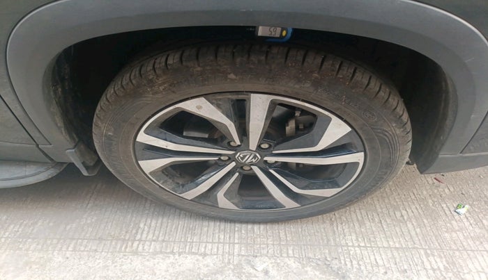 2024 MG HECTOR PLUS Select Pro 1.5 MT 7 STR, Petrol, Manual, 11,030 km, tyre