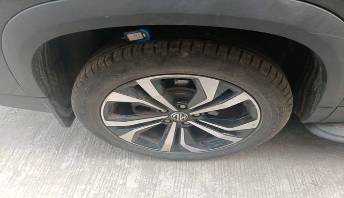 2024 MG HECTOR PLUS Select Pro 1.5 MT 7 STR, Petrol, Manual, 11,030 km, tyre