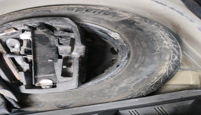 2012 Volkswagen Polo HIGHLINE1.2L, Petrol, Manual, 1,26,307 km, tyre