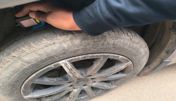 2015 Maruti Swift VXI, Petrol, Manual, 1,29,375 km, tyre