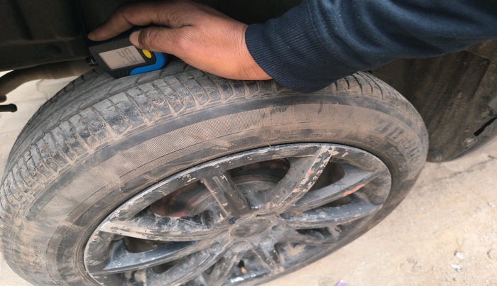 2015 Maruti Swift VXI, Petrol, Manual, 1,29,375 km, tyre