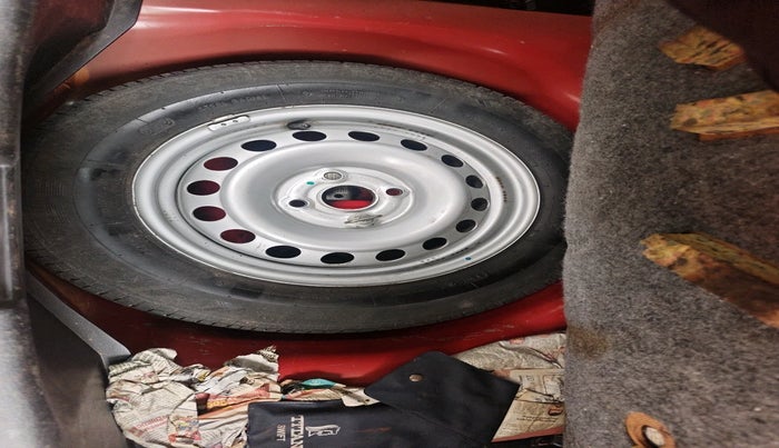 2015 Maruti Swift LXI (O), Petrol, Manual, 53,086 km, tyre