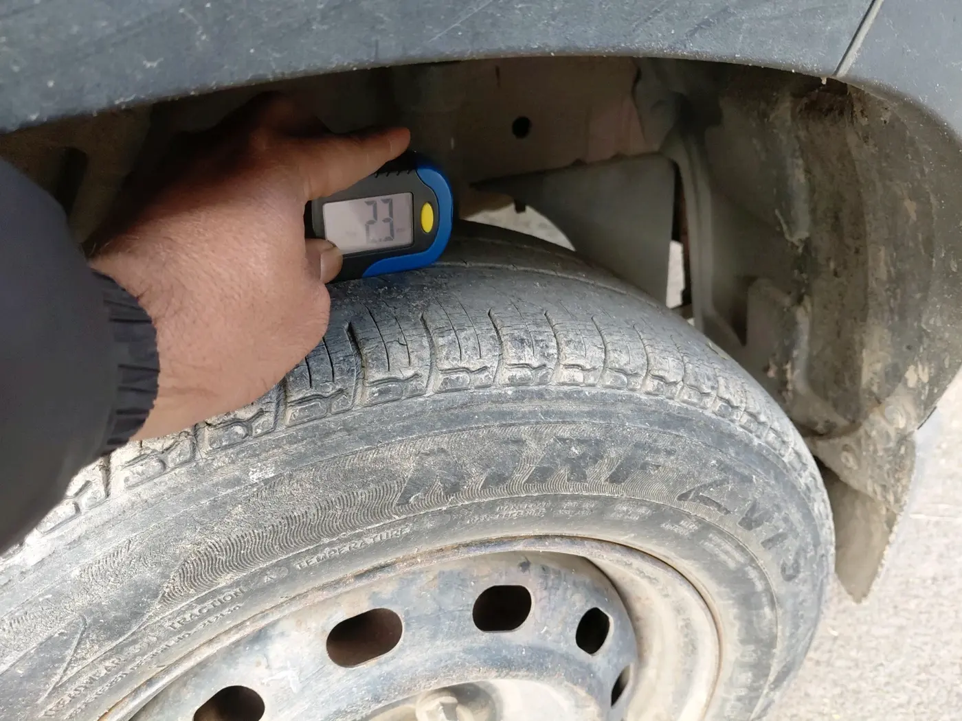 2016 Mahindra Kuv100 K4 6 STR, Petrol, Manual, 28,899 km, tyre