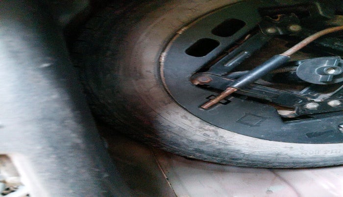 2016 Mahindra Kuv100 K4 6 STR, Petrol, Manual, 28,899 km, tyre