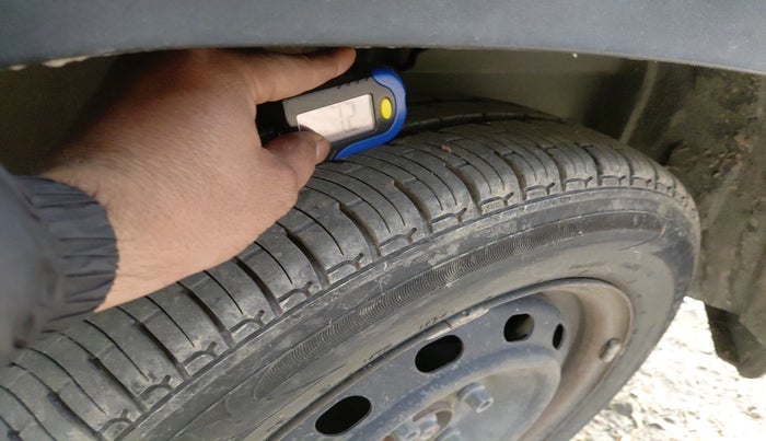 2016 Mahindra Kuv100 K4 6 STR, Petrol, Manual, 28,899 km, tyre