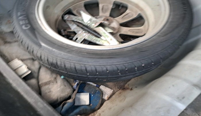 2013 Hyundai Verna FLUIDIC 1.6 CRDI SX, Diesel, Manual, 1,28,893 km, tyre