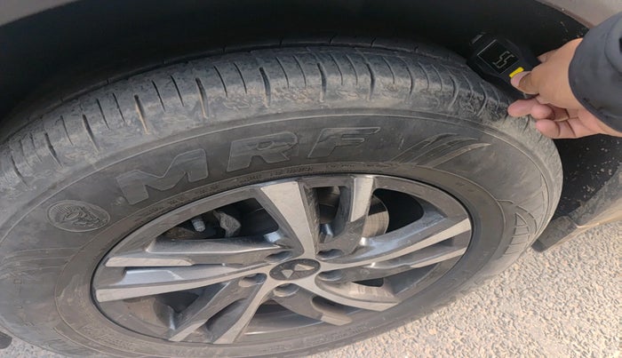 2024 Mahindra XUV700 AX 5 P MT 5 STR, Petrol, Manual, 31,787 km, tyre