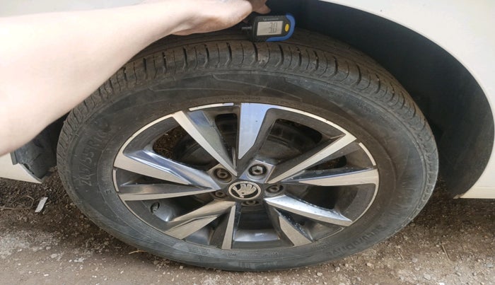 2023 Skoda SLAVIA STYLE 1.0L TSI AT, Petrol, Automatic, 37,946 km, tyre