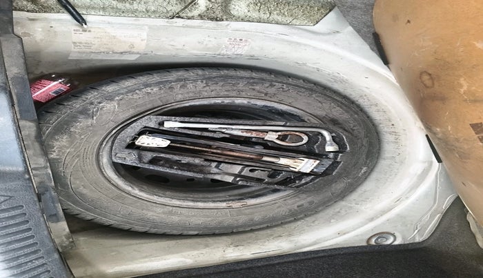 2011 Volkswagen Polo COMFORTLINE 1.2L PETROL, Petrol, Manual, 1,26,679 km, tyre