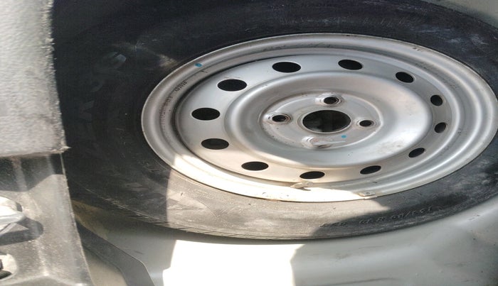 2012 Maruti Swift LXI, Petrol, Manual, 85,476 km, tyre