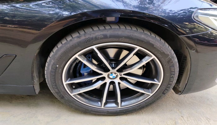 2022 BMW 5 Series 530i M Sport, Petrol, Automatic, 32,897 km, tyre