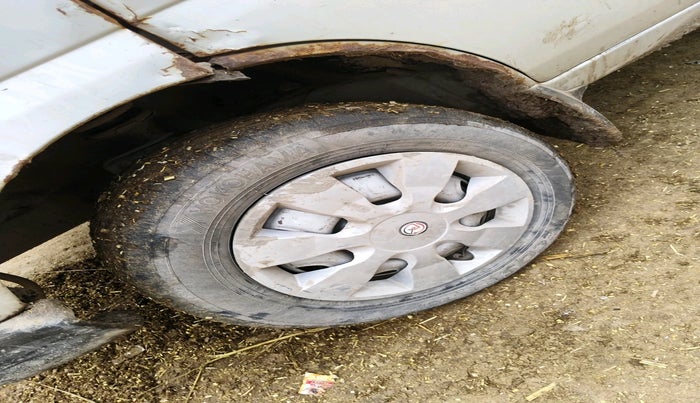 2016 Maruti Eeco 5 STR CNG WITH HTR, Petrol, Manual, 1,16,295 km, tyre