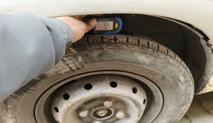 2011 Maruti Alto LXI CNG, Petrol, Manual, 2,54,112 km, tyre