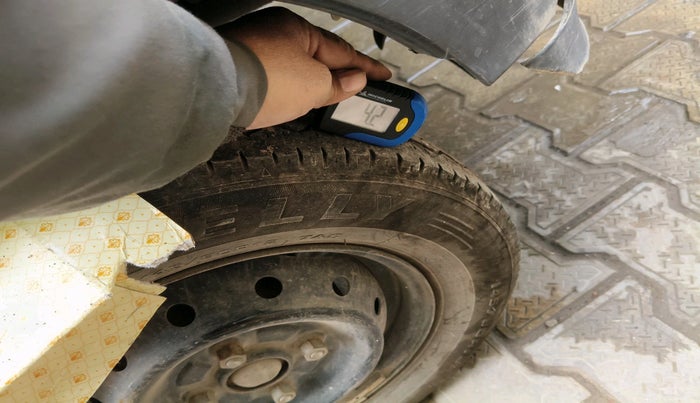 2011 Maruti Alto LXI CNG, Petrol, Manual, 2,54,112 km, tyre