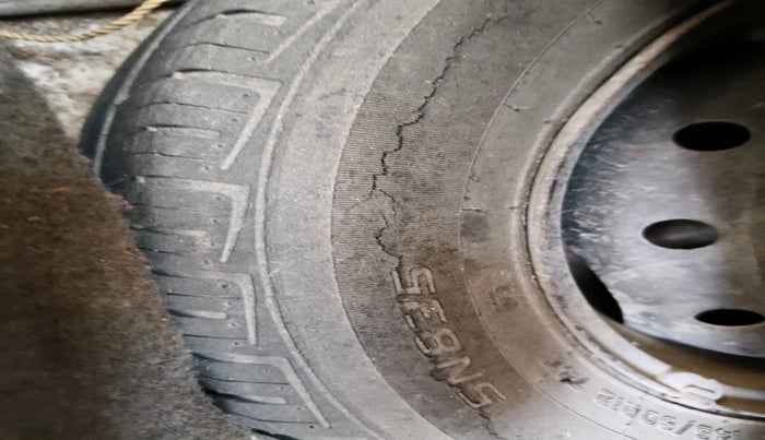 2011 Maruti Alto LXI CNG, Petrol, Manual, 2,54,112 km, tyre