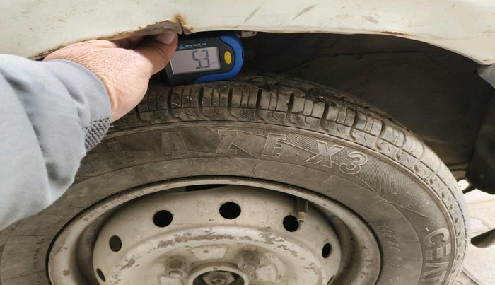 2011 Maruti Alto LXI CNG, Petrol, Manual, 2,54,112 km, tyre