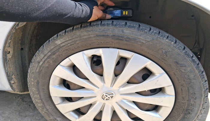 2012 Toyota Etios Liva G, CNG, Manual, 1,45,502 km, tyre