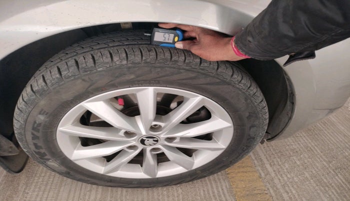 2015 Skoda Octavia STYLE 1.8 TSI AT, Petrol, Automatic, 1,21,444 km, tyre