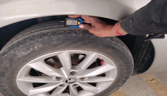 2015 Skoda Octavia STYLE 1.8 TSI AT, Petrol, Automatic, 1,21,444 km, tyre