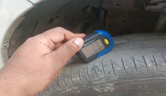 2014 Maruti Swift LXI, Petrol, Manual, 1,83,447 km, tyre