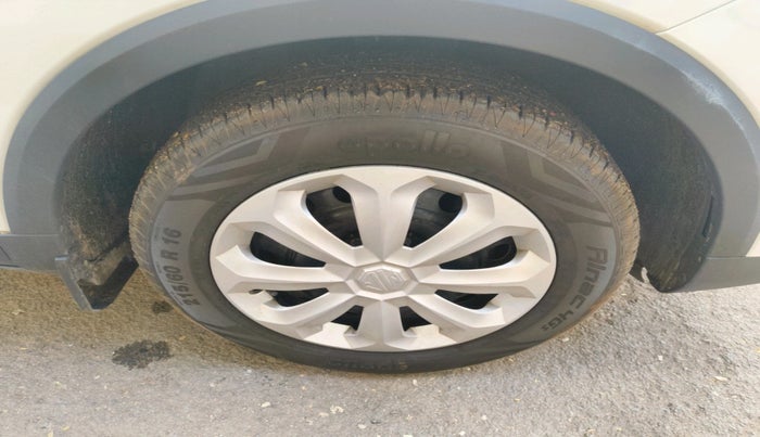 2022 MG ASTOR STYLE 1.5 MT, Petrol, Manual, 25,500 km, tyre