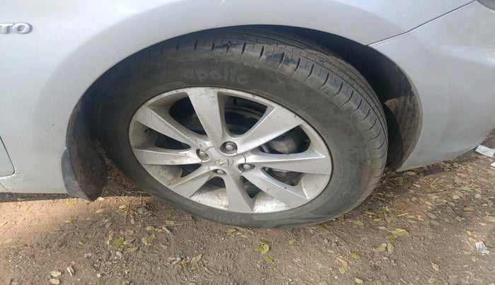 2011 Hyundai Verna FLUIDIC 1.6 VTVT SX OPT AT, Petrol, Automatic, 1,22,988 km, tyre