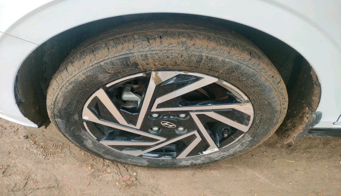 2025 Hyundai NEW I20 ASTA 1.2 MT, Petrol, Manual, 13,557 km, tyre