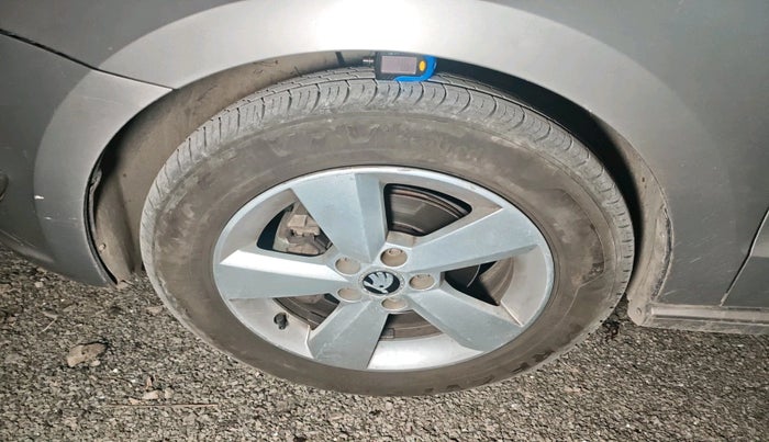 2015 Skoda Rapid 1.5 TDI CR ELEGANCE AT, Diesel, Automatic, 1,44,515 km, tyre